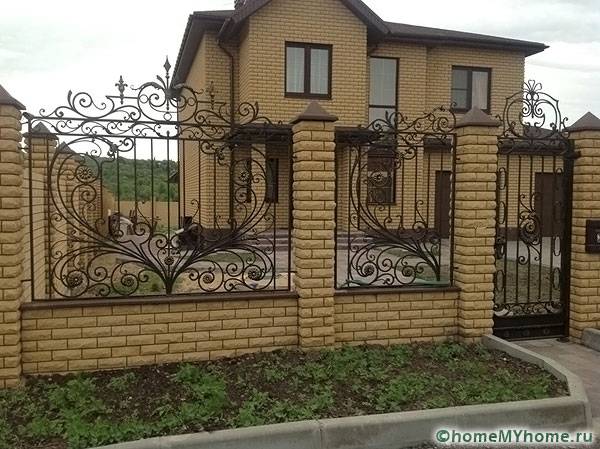 Красиви огради за частни къщи снимка