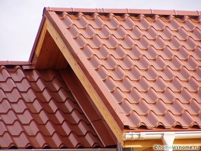Двускатен покрив е един от най-често срещаните варианти.