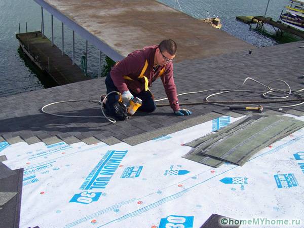 Покривните плочи се полагат след монтажа на вентилационните елементи