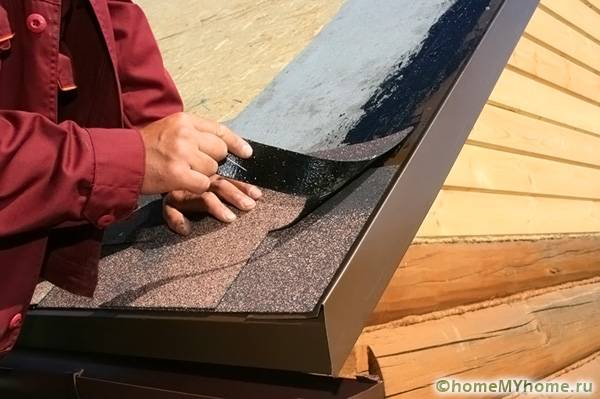 Монтажът за монтаж на покрива се извършва с помощта на мастика