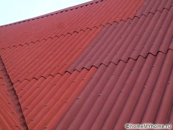 Ондулиновите плочи ви позволяват да маскирате най-необичайните криви на покрива
