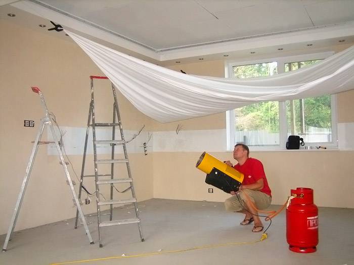 За да инсталирате опънат таван, препоръчително е да използвате услугите на опитни специалисти