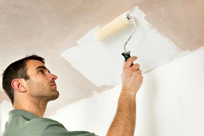 Можете да използвате специален валяк за боядисване на тавана