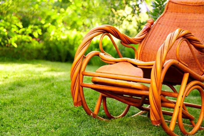 Красивите частни градини в стил Прованс не могат без плетени мебели. Уютен люлеещ се стол наистина ще се хареса на всички членове на домакинството