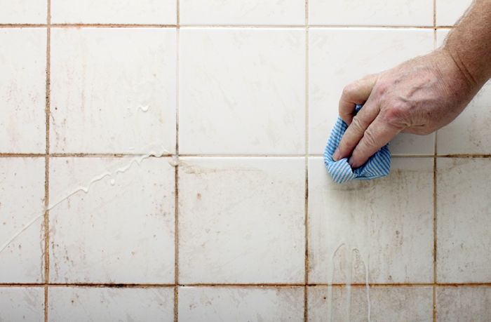 Как да почистите шевовете между плочките в банята