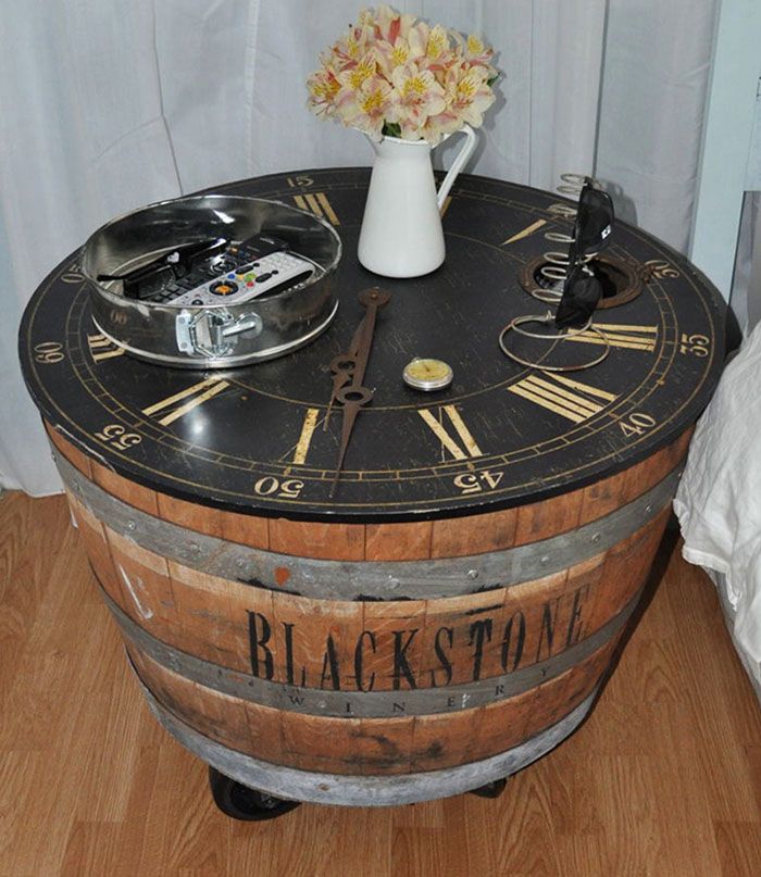 Интересен декор: маса с декоративен часовник. Този модел може да бъде поставен както в ъгъла, така и близо до леглото.