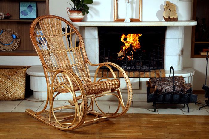 Плетените столове са класика на жанра. Изработени са от ратан, върба, бамбук и тръстика. Леки и удобни, те са подходящи както за дома, така и за градината