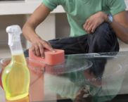 Как да измием лепилото от пластмасова лента
