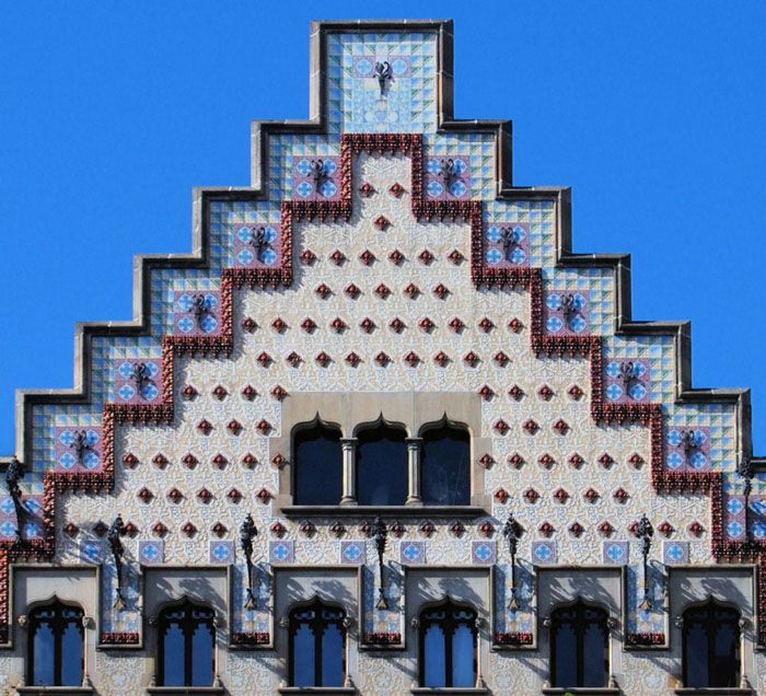 Стъпаловидната форма на фронтоните е необичайна за вътрешната архитектура, по-често се среща в европейските страни