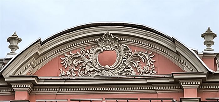 Формите с форма на лък са често срещани в архитектурата от предишни години