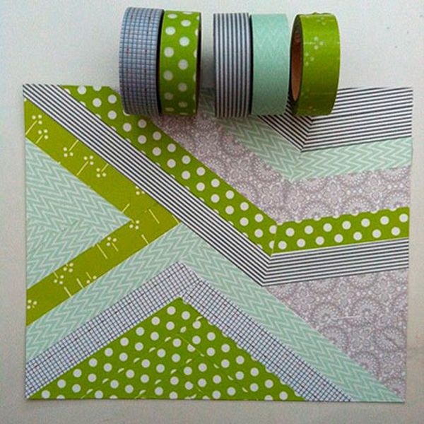 Скоч лентата може да се използва за създаване на шарки върху пощенска картичка