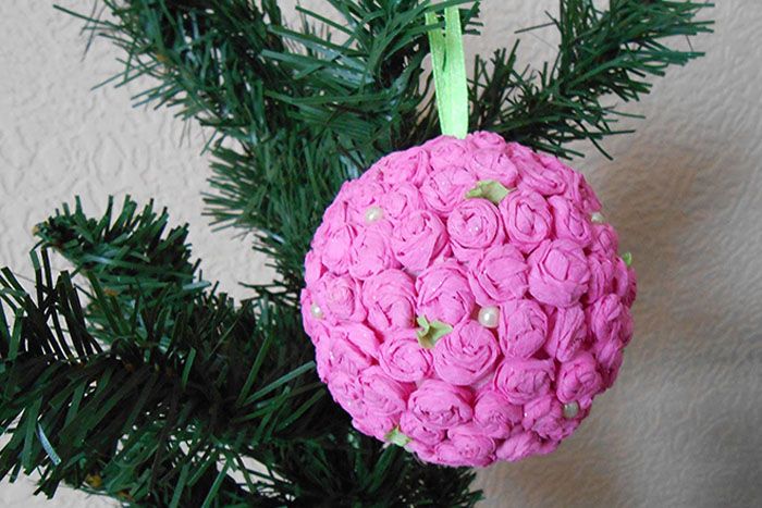 Ако направите няколко различни по размер топки с флорална декорация, тогава елхата ще бъде украсена в същия стил