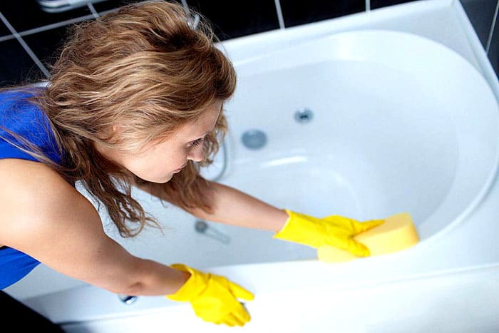 Не почиствайте акрилната баня с абразивни продукти. По-добре е да проучите предварително списъка на съединенията, подходящи за почистването му.