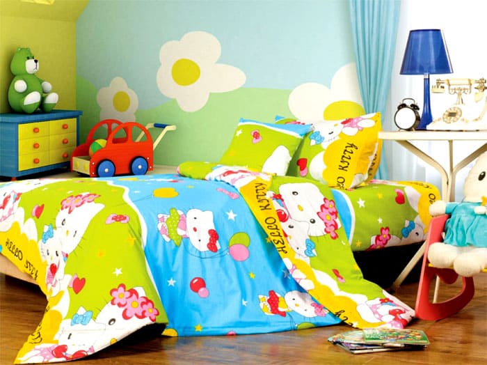 СНИМКА: krovati-shkafi.ru Уверете се, че леглото не виси от леглото на бебето. Краищата ще се разтриват и оцветяват