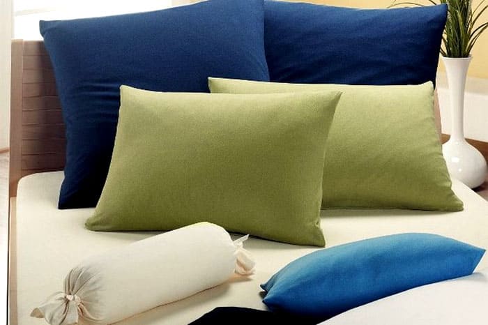 СНИМКА: midgardinfo.com Нестандартните аксесоари за спално бельо могат да се съчетаят с възглавници за подсилване