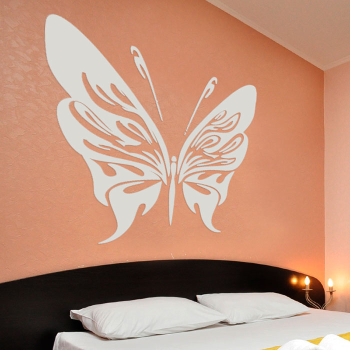 Големите пеперуди са създадени от декоративна мазилка в главата на леглото. Тук е достатъчен един елемент