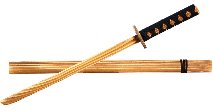 За дървена катана може да се направи комплект дълги мечове от хартия или картон