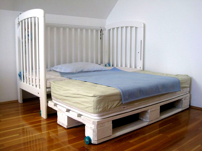 Детско легло с плъзгаща се платформа от палети