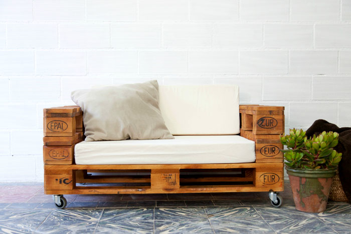 Малък диван е подходящ за отдих на децата. Лесно е да се движите благодарение на колелата