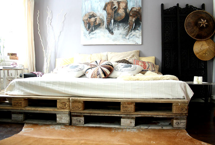 Ефектният дизайн на леглото за палети изглежда оригинален дори при недовършен ремонт