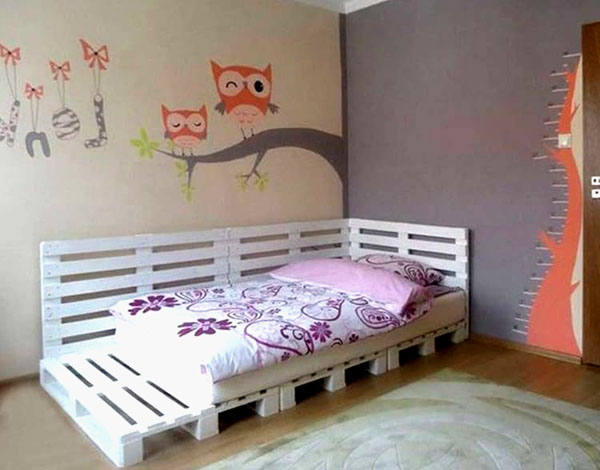 Модел на детско легло от тесни и широко боядисани палети