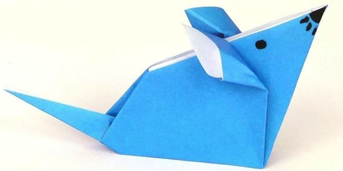 Животните от оригами могат да бъдат направени от цветна хартия, като нарисувате муцуната си с фломастери